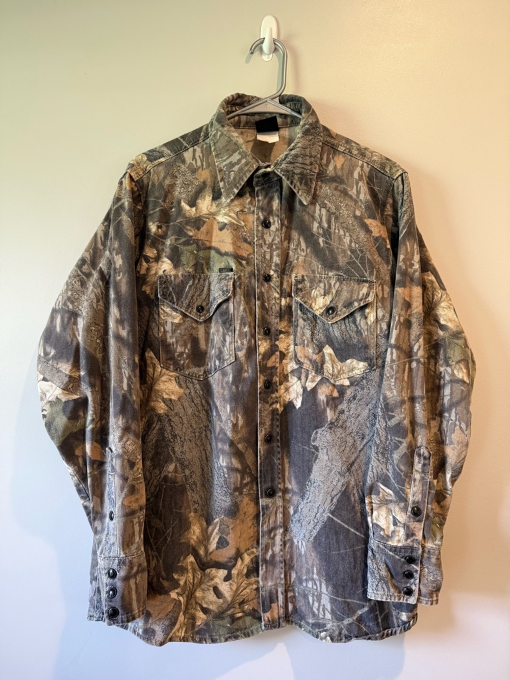 Men’s Vintage ‘Lapco Realtree Hardwoods’ camo button up shirt